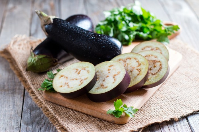 How deep do you plant eggplant seeds